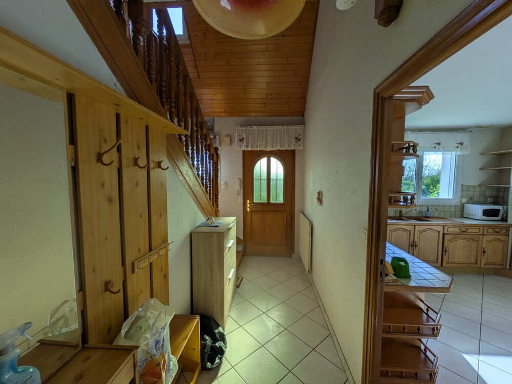 Kernascleden propriété composée d'une maison à usage d'habitation de 6 pièces 178 m² envion un hangar de 161m² envion, une ancie