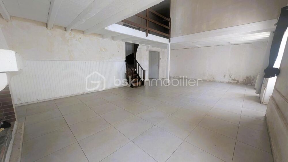 Maison de bourg avec dépendances, idéale pour une famille ou un indépendant à Fenioux (79160)