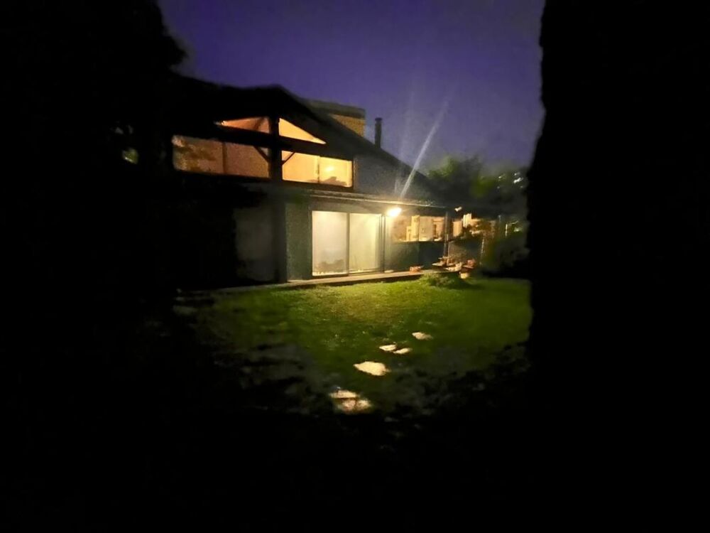 Très bel ensemble immobilier avec jardin et piscine offrant une belle rentabilité locative: 2 maisons non mitoyennes et un immeu