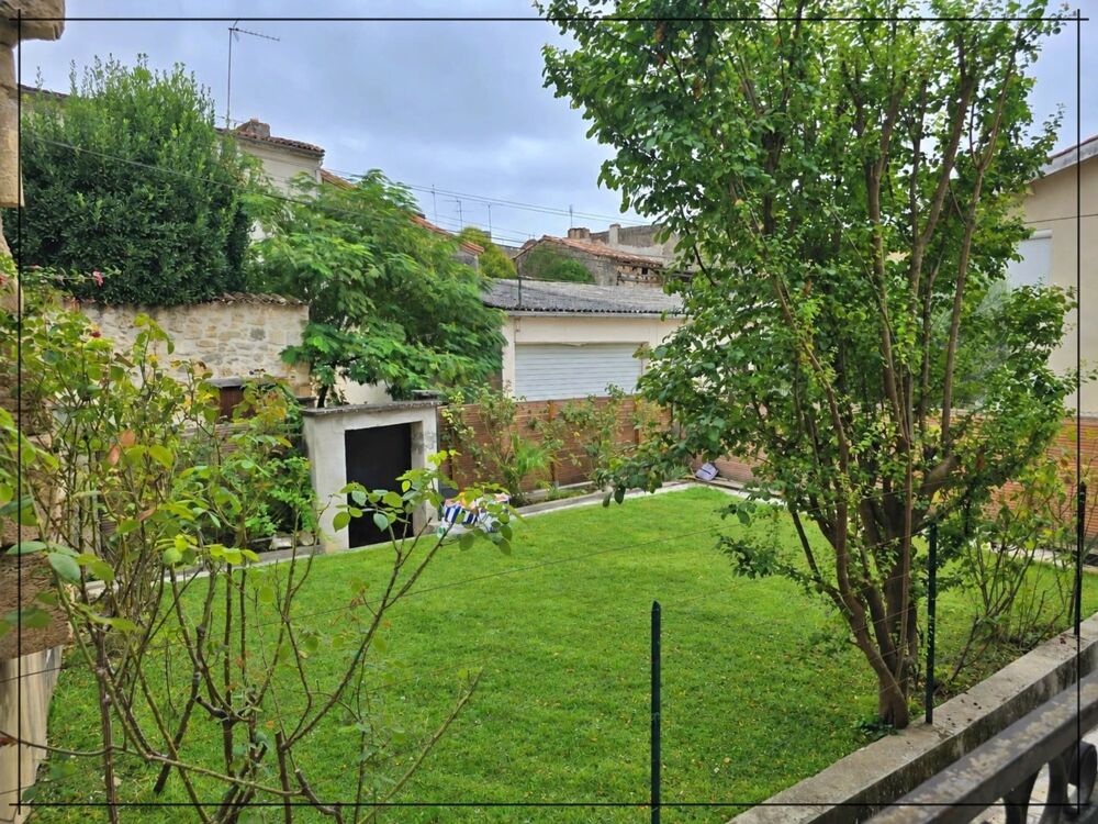 Maison de ville en pierre de 120 m² habitables avec jardin et garage
