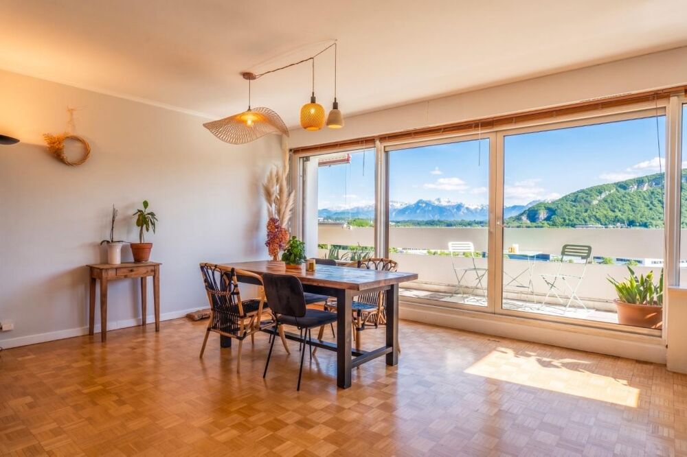 Attique traversant  Vue panoramique Mont-Blanc & Jura  101 m²  Dernier étage