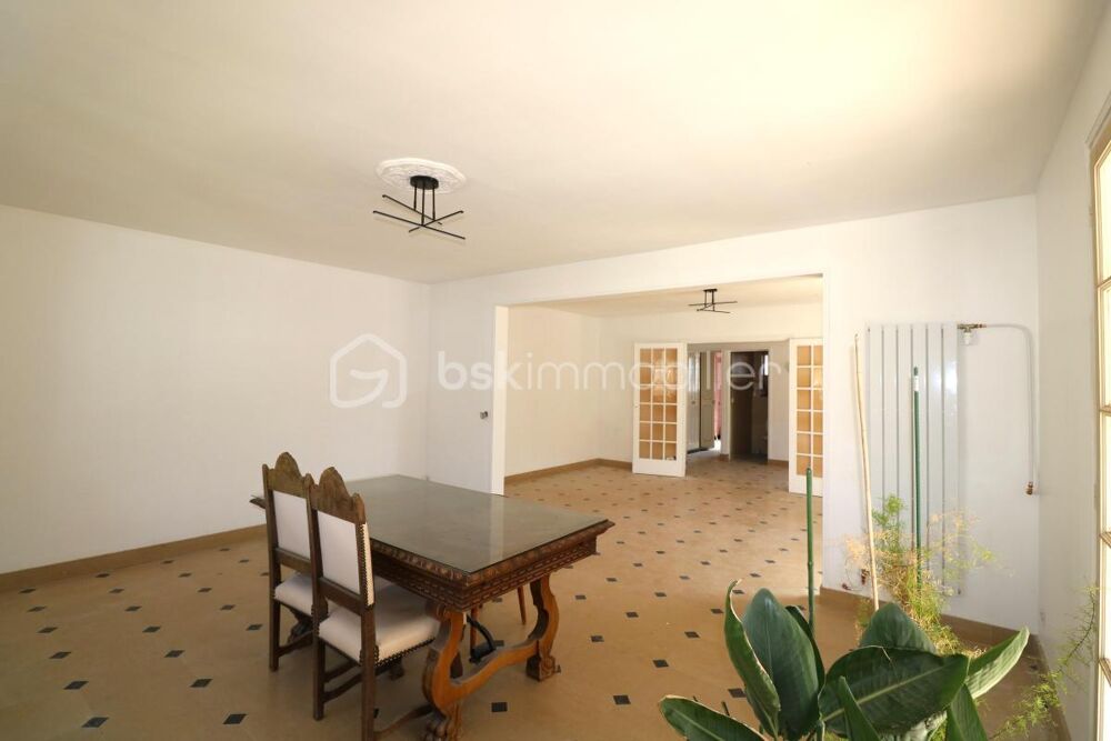 Propriété 10 pièces, 5 chambres, garage, chaufferie, cave et jardin
