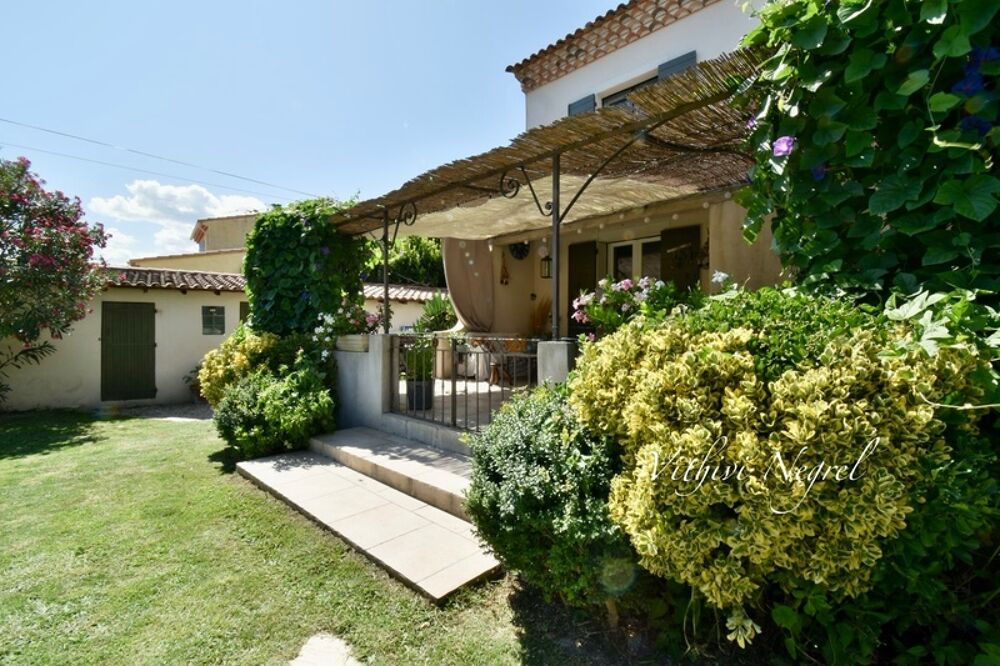 Maison au pied des Alpilles de plus de 200 m2 et 2 dépendances à MOURIES (13)
