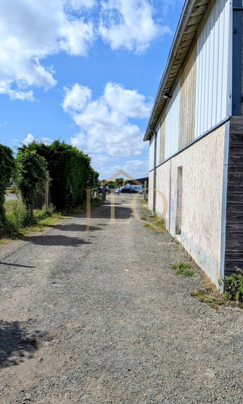   Le camp de base des bâtisseurs - 200 m² de locaux professionnels et 1 452 m² de réserve foncière pour accompagner la croissance Maintenon