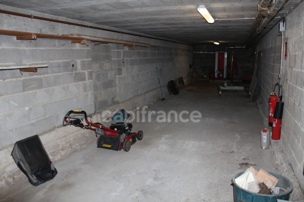   Bâtiment professionnel 1 300 m² + 7 garages – 5 min LONS LE SAUNIER (39000) Lons le saunier