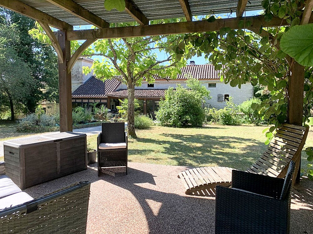 46800 Montcuq -Propriété de caractère 420 m², 11 chambres, piscine et espace bien-être sur 2,5 ha