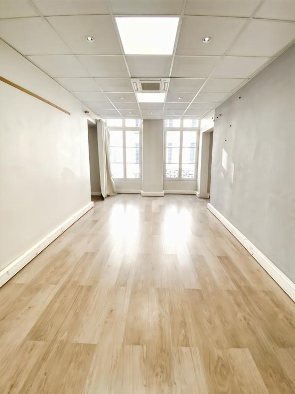   Bureaux lumineux, climatisés, avec de beaux volumes - bail de courte durée Paris 2