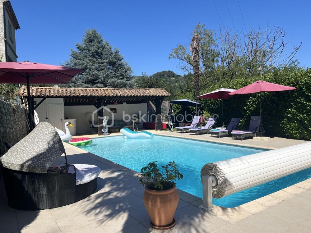 Maison de caractère avec piscine, sauna et fort potentiel à Vals-les-Bains