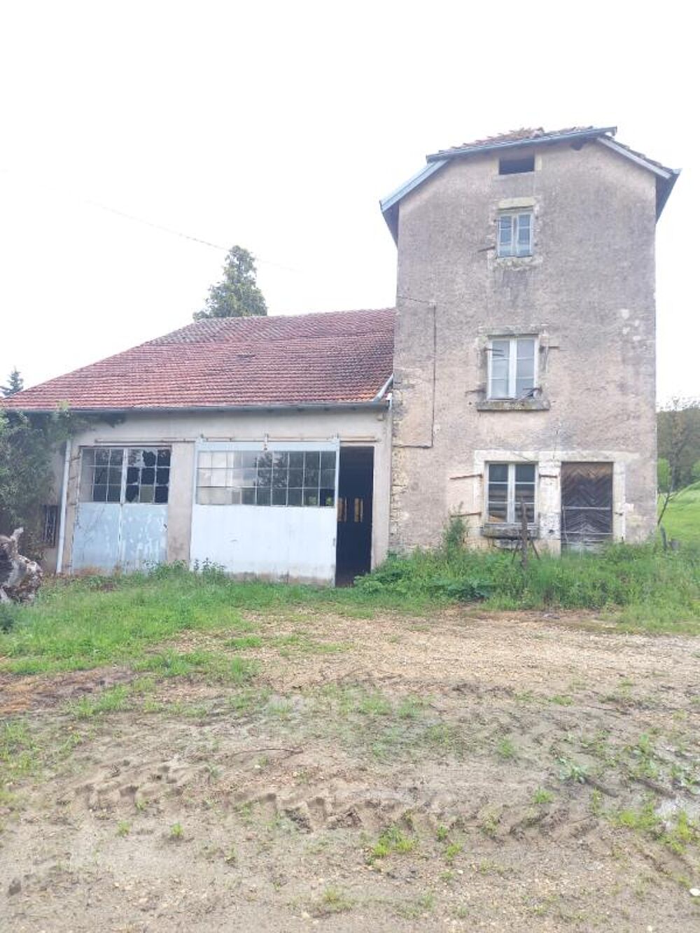 Ferme à rénover de 500 m2 à La Creuse (70240) Axe Vesoul/Lure sur 40 ares de terrain à 15 minutes de Vesoul à 69 900 euros