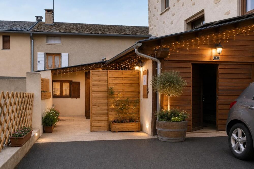 La Llagonne  Maison rénovée avec T2 loué