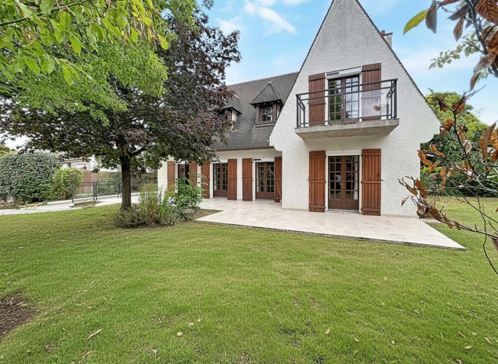 DOMAINE DE LA VALLÉE DE LA BIÈVRE MAISON FAMILIALE EN LISIÈRE DE FORÊT, AU CALME ABSOLU