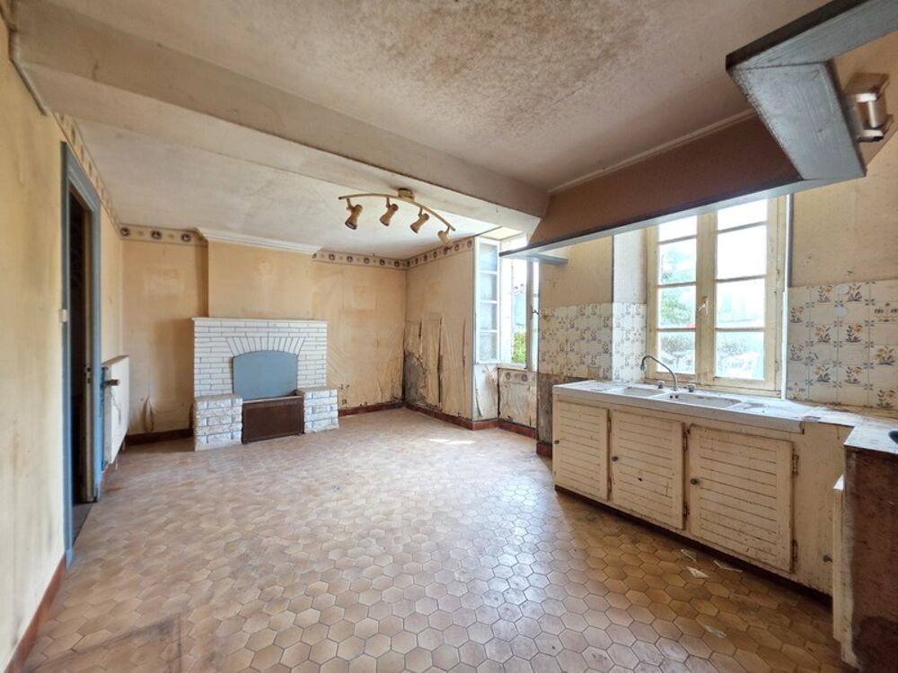 Grande maison en pierre à fort potentiel