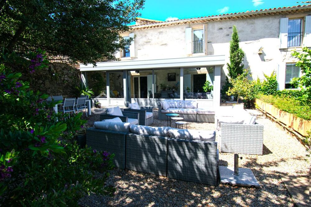 Proche de Roujan. Superbe maison de caractère rénovée avec piscine chauffée