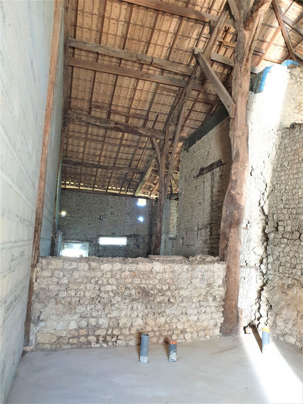 Vente Remise/Grange Dpt Charente (16), proche de BARBEZIEUX grande grange et terrain � vendre Barbezieux saint hilaire