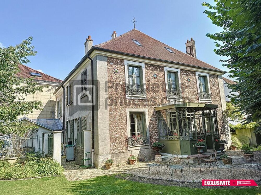 MAISON CENTRE VILLE AVEC GARAGE ET JARDIN