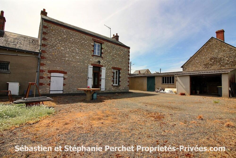 Beau potentiel ! Maison en pierre - 102 m² - 2 chambres -Terrain 3 547 m² - Garages