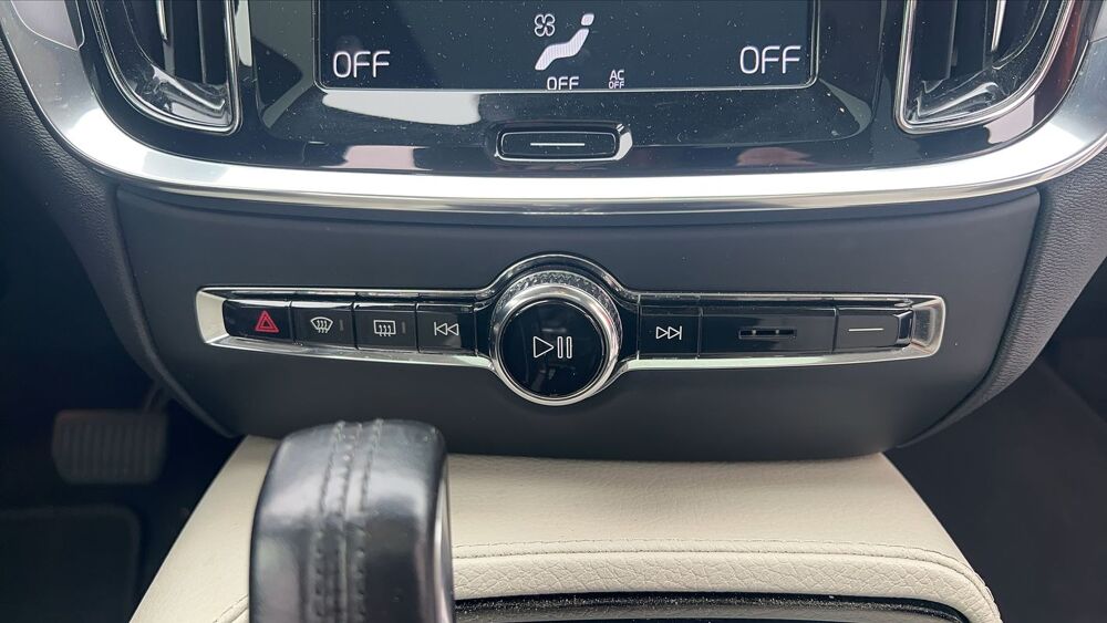 V60 III 2.0 T8 392 Plug in Hybrid AWD Geartronic8 Business Execu 2019 occasion 49400 Saumur