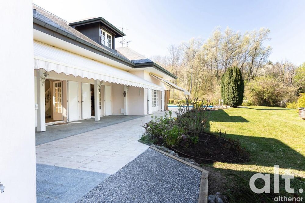 Propriété d'architecte à Archamps  piscine chauffée