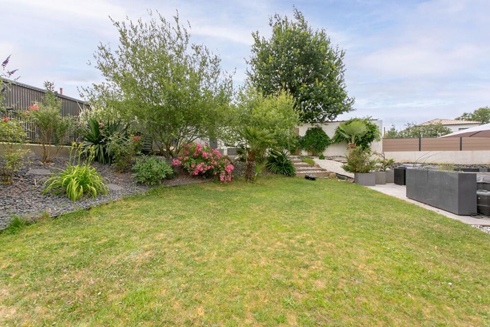Maison Mouzillon 6 P . 4 Chs . Bureau . 138.77 M² . T 681 M² . Garage . Terrasse . Balcon