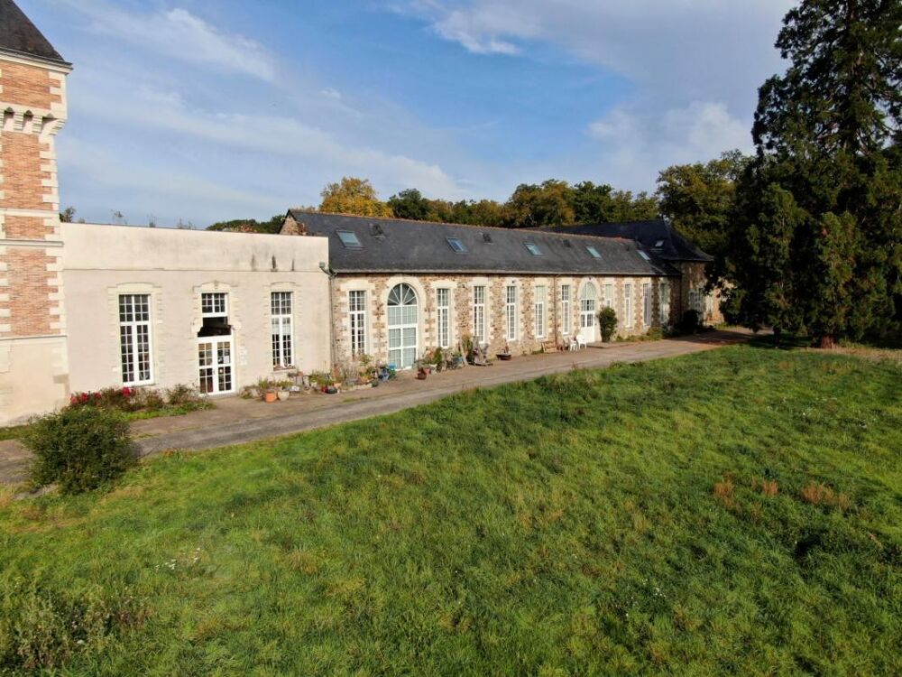   BATIMENT EN PIERRE AVEC BUREAUX ET LOCAUX COMMERCIAUX Le cellier
