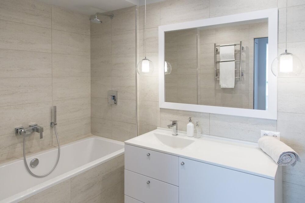 Vente Appartement MAGNIFIQUE  T3 de 68m2 avec GRAND BALCON, bel ensoleillement, idéalement situé sur la place du METRO 14 L hay les roses