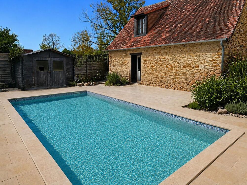 Superbe longère en pierre avec piscine sécurisée et dépendances à Prissac 179 000