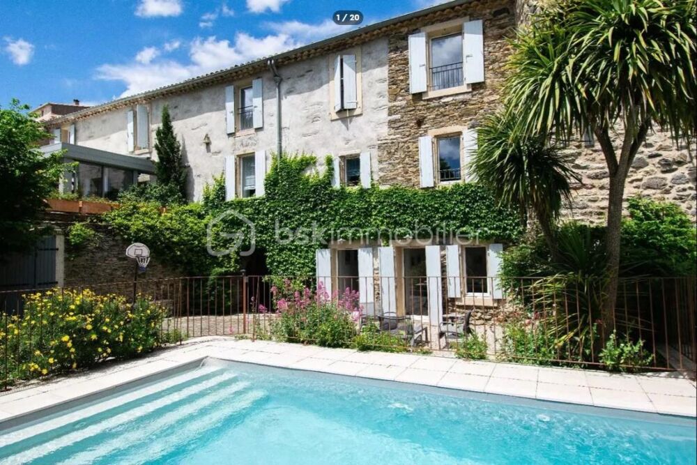 Proche de Roujan. Superbe maison de caractère rénovée avec piscine chauffée
