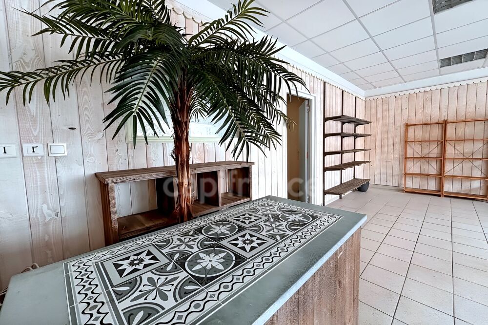   Beau Local commercial d'environ 67m² - Emplacement recherché à DOUARNENEZ - TREBOUL 