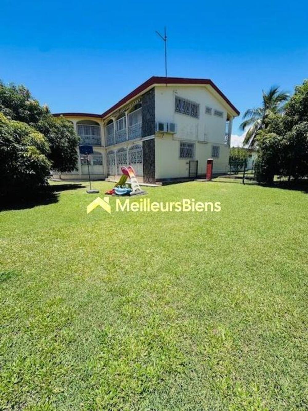 Vente Villa A VENDRE SUR BAIE MAHAULT PROCHE COMMODITEES GRANDE VILLA  DE 392 M² SUR 796 M² DE TERRAIN Baie mahault