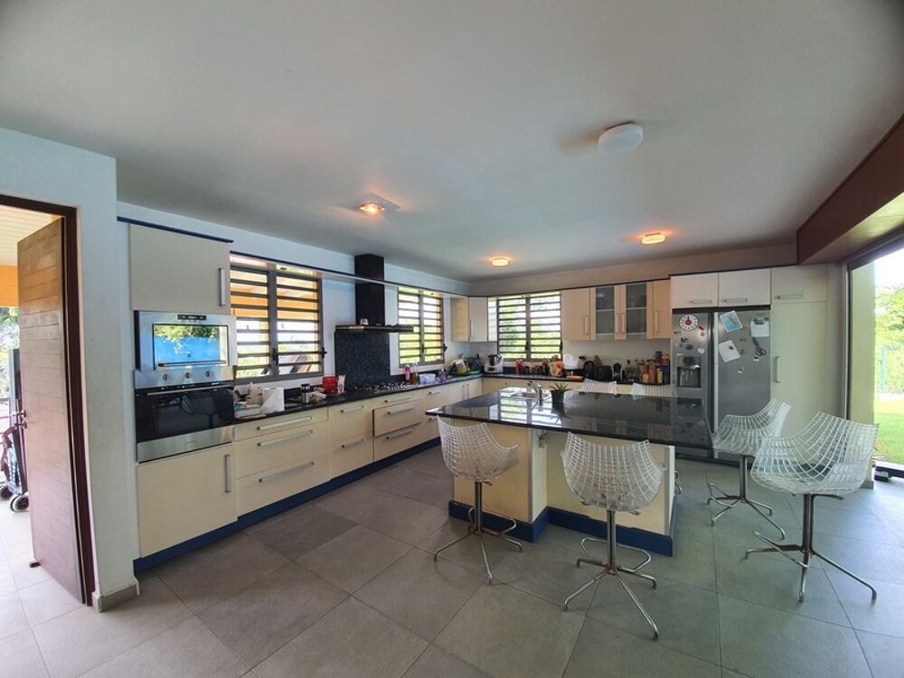 Vente Villa Spacieuse villa architecte P6 vue mer éloignée avec piscine sur 1200 m² de terrain arboré et clos Petit bourg