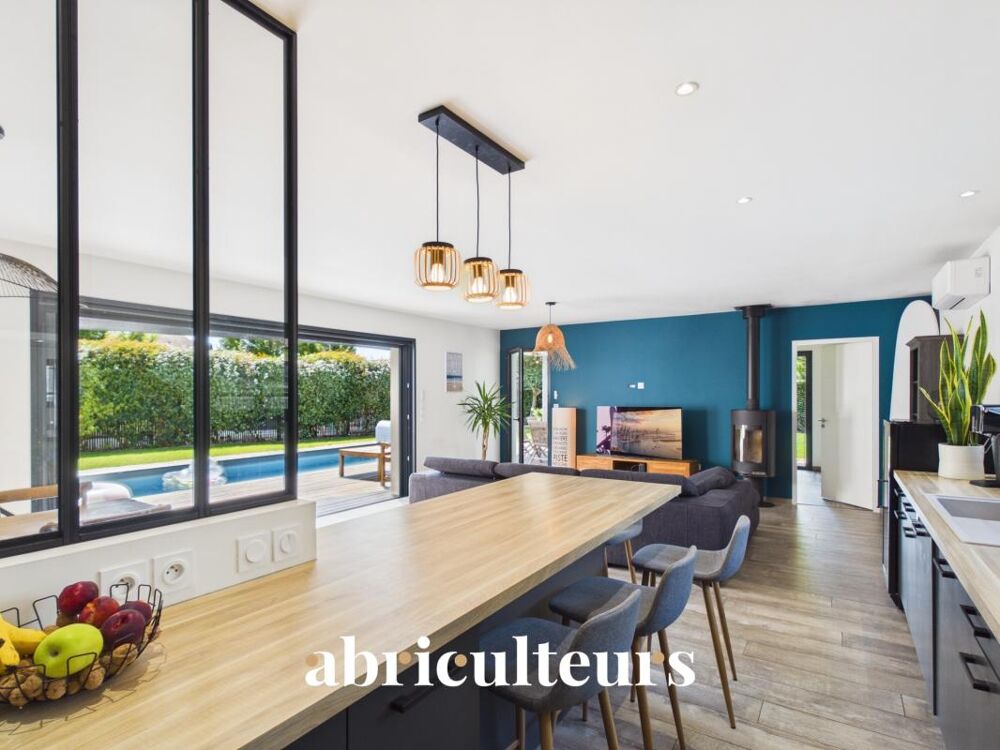 Villa contemporaine de 2018 avec piscine et toit-terrasse en vente à Seignosse Bourg (40510)