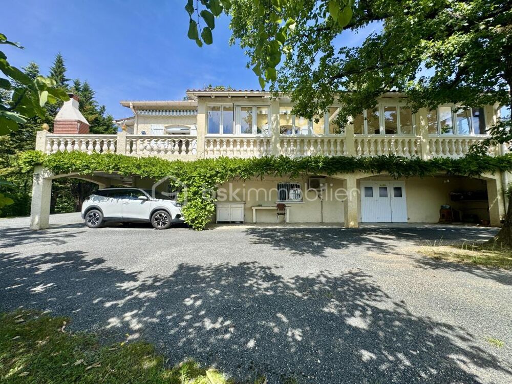 Belle Maison familiale avec sous-sol complet et piscine, sur un vaste terrain boisé
