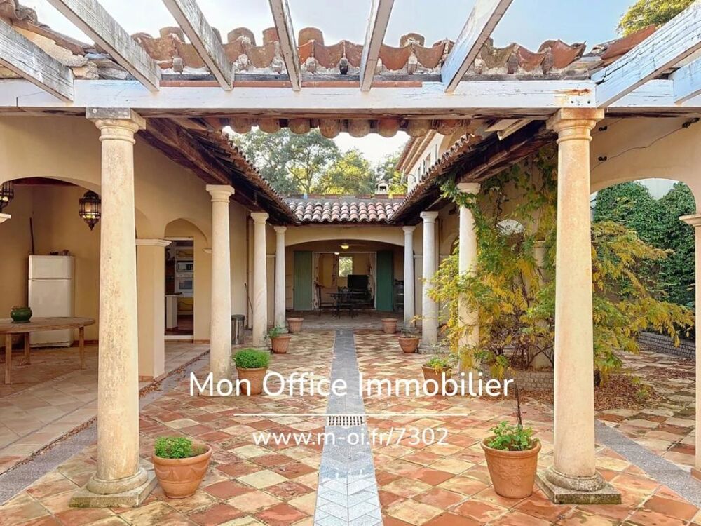 Vente Maison Référence : 7302-LES - VILLA DE 200M2 VUE SUR LES COLLINES AVEC PATIO ET TERRASSES La mole