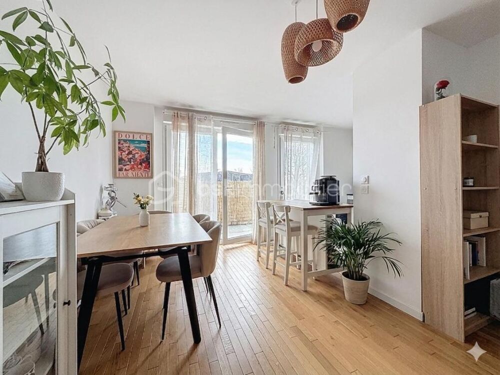 LE MESNIL-LE-ROI - T4 pièces de 77 m² avec balcon et 2 places de parking au sous-sol