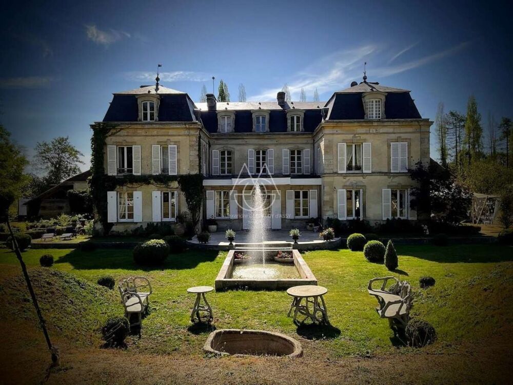 Beau château du XVIIIe siècle avec dépendances, incluant une salle de réception, situé dans l'Orne