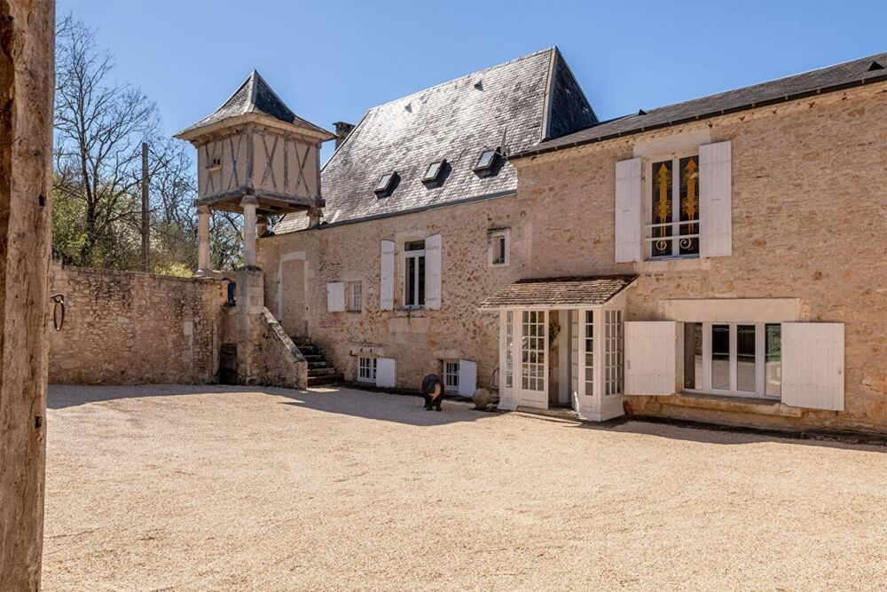 Propriété en pierre de type 7, piscine, dépendances, sur un terrain arboré de 6300 m²
