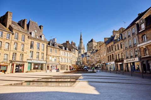 Emplacement n&deg;1 au cœur de Guingamp : Place du Centre, local commercial fonctionnel et visible d'environ 80 m&sup2; avec vitrine, r&eacute;s 990 22200 Guingamp