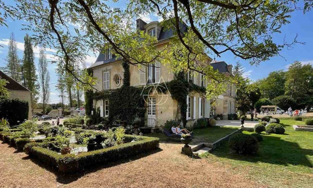 Beau château du XVIIIe siècle avec dépendances, incluant une salle de réception, situé dans l'Orne