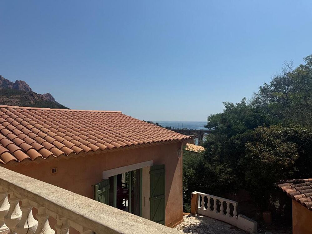 Vente Appartement Appartement 81 m² à rénover - Vue dégagée sur l'Esterel et aperçu mer - À 200 mètres de la plage - Petite copropriété, piscine c Saint raphael
