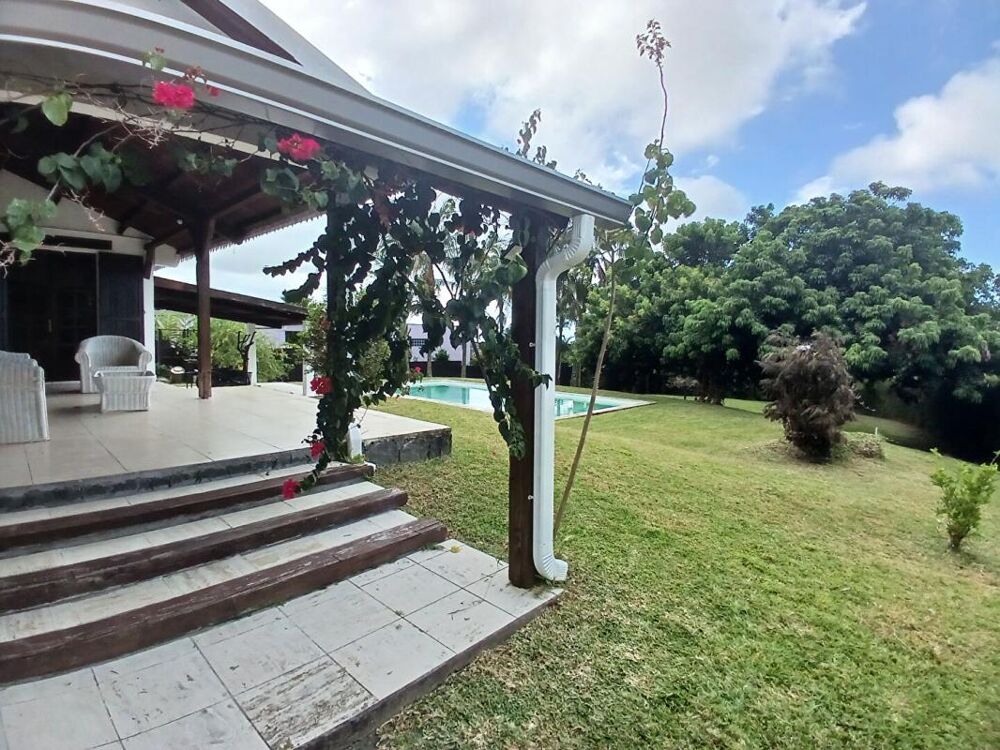 Belle villa familiale de 122 m² avec piscine sur terrain arboré de 1230 m² à Saint-Benoît (97470)