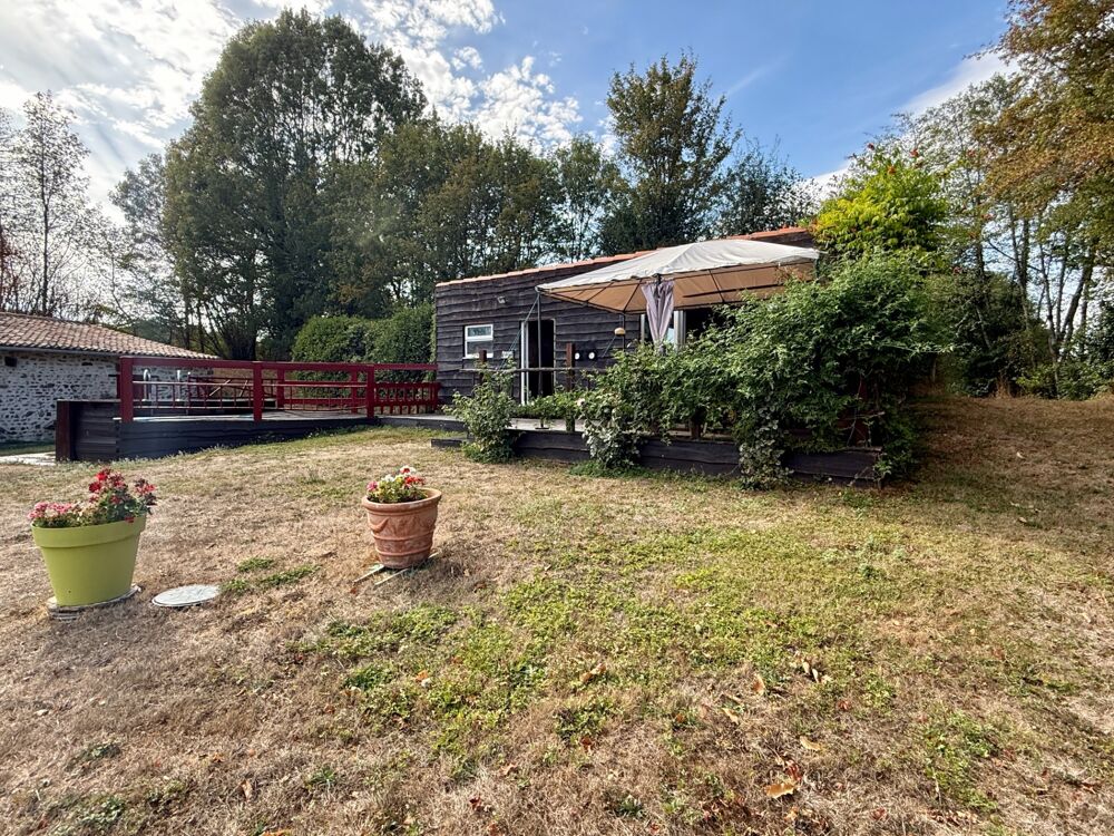 Maison de caractère avec piscine et nombreuses dépendances dans un environnement paisible