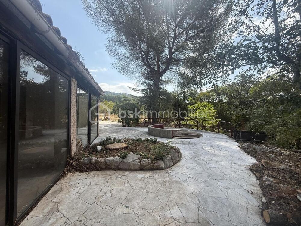 Maison de caractère à rénover  4 800 m² de terrain  Un cadre naturel exceptionnel à Ventabren