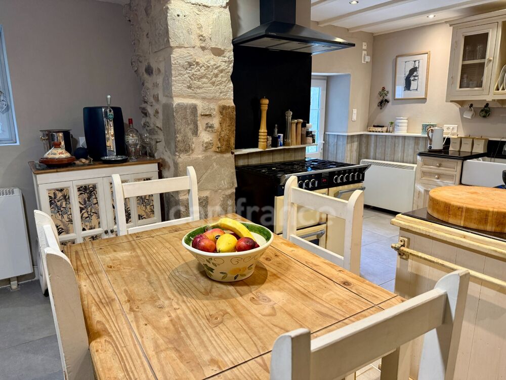 ? FENIOUX  Le calme absolu, de beaux volumes et une piscine !