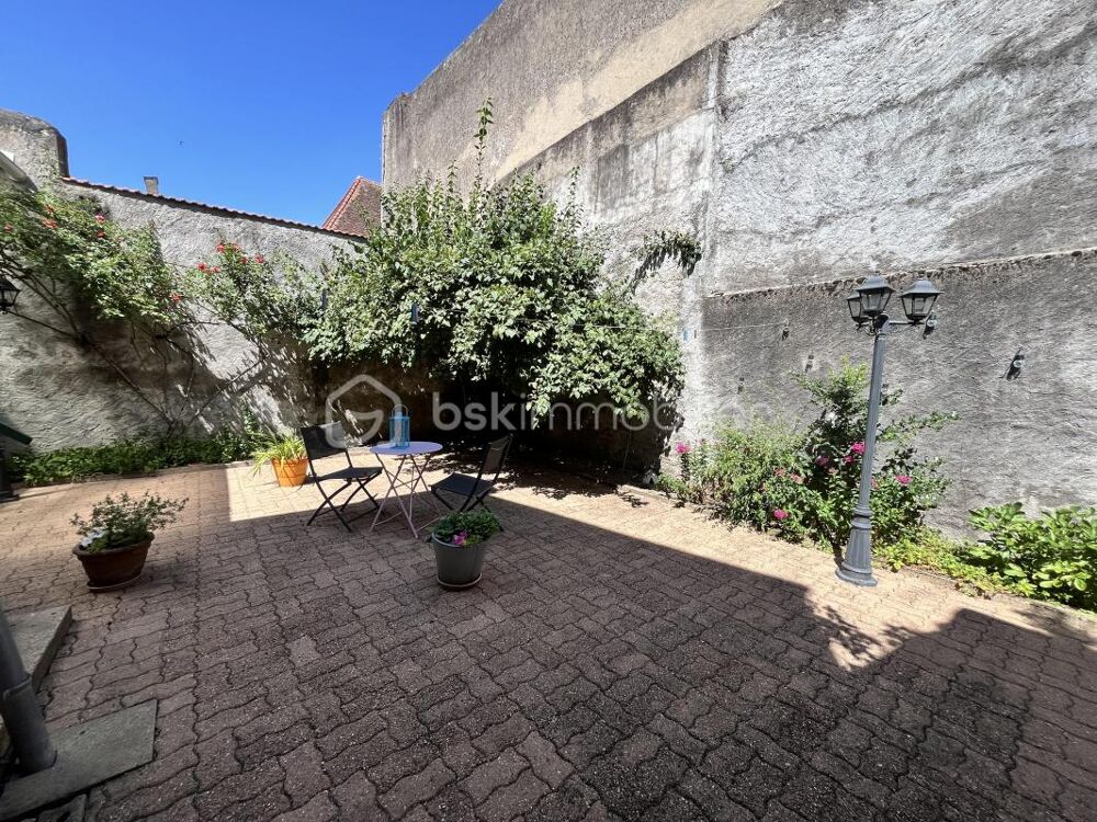 Magnifique maison de ville avec appartement au rez-de-chaussée et grande cour privative