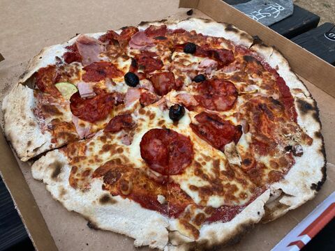 Murs et Fonds de commerce de pizzeria dans un environnement merveilleux 275000 24200 Carsac aillac