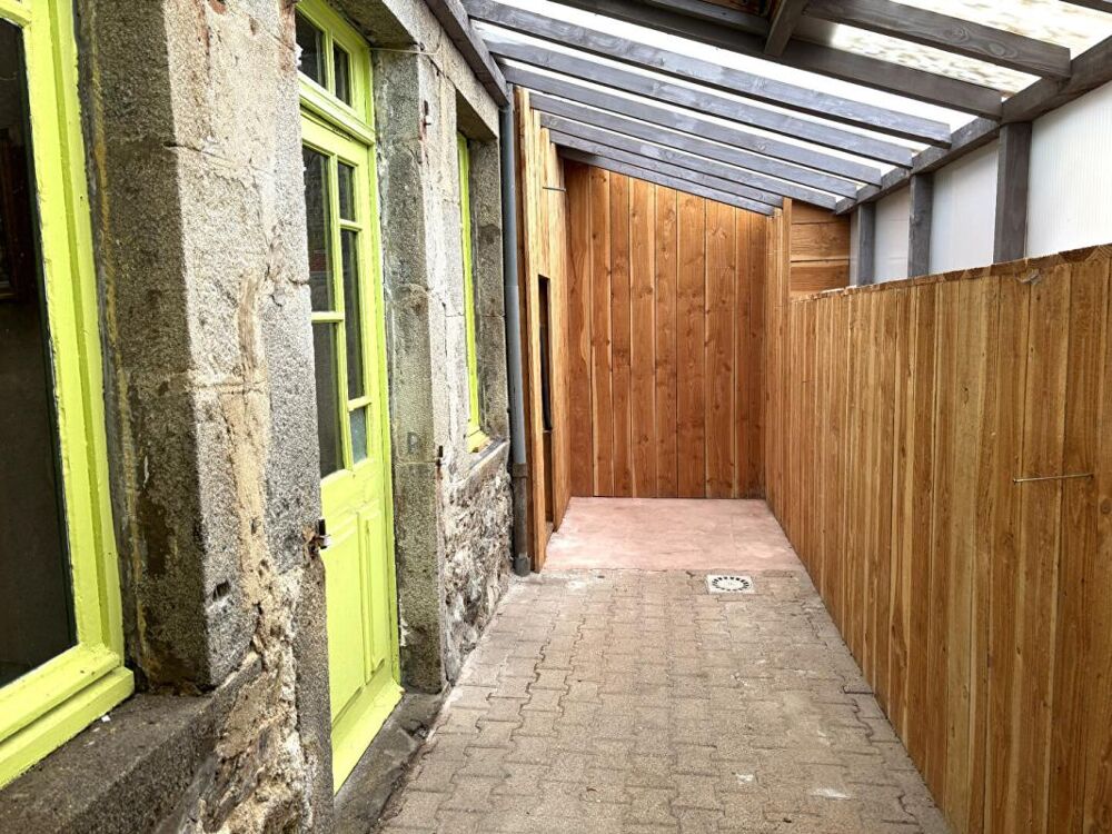 Saint Anthème 63660 immeuble sur trois niveaux plus combles 180 m²