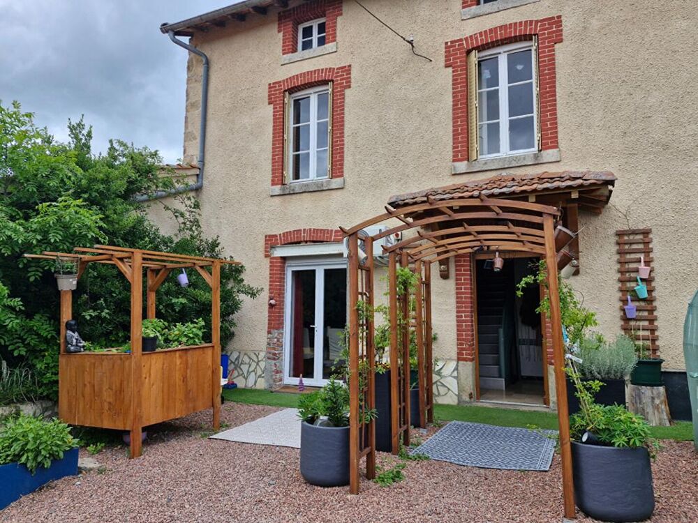 ST JUST EN CHEVALET - BEAU CORPS DE FERME EN PIERRE