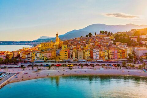   Restaurant avec terrasse à vendre à Menton, proche mer et port 