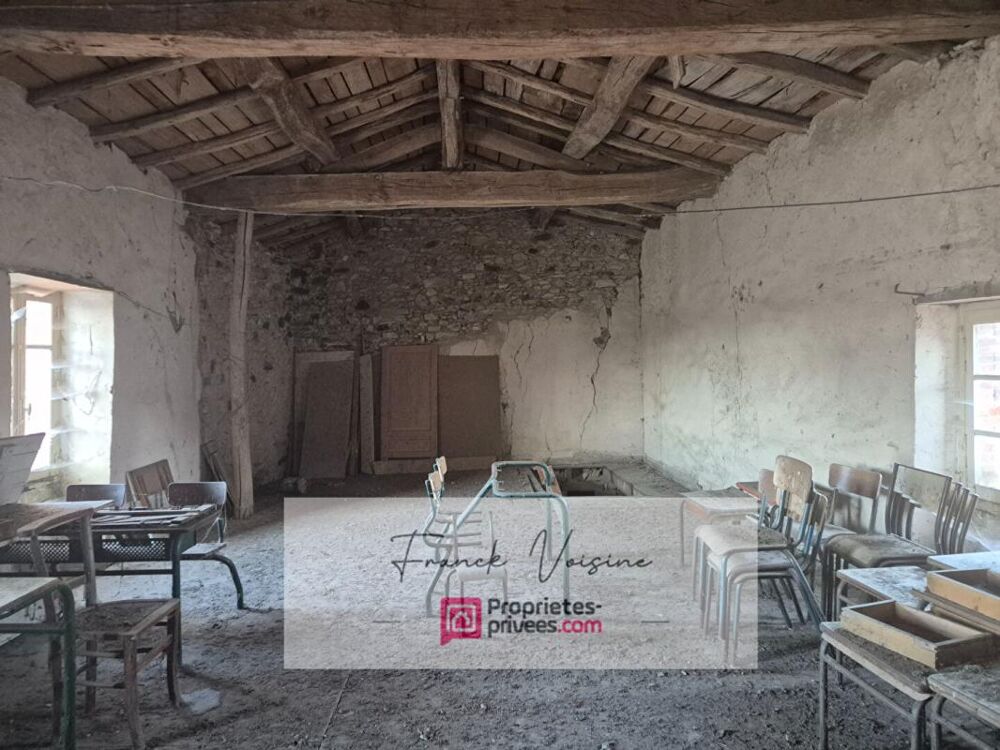 A VENDRE à Rochetrejoux en centre bourg, maison ancienne à rénover