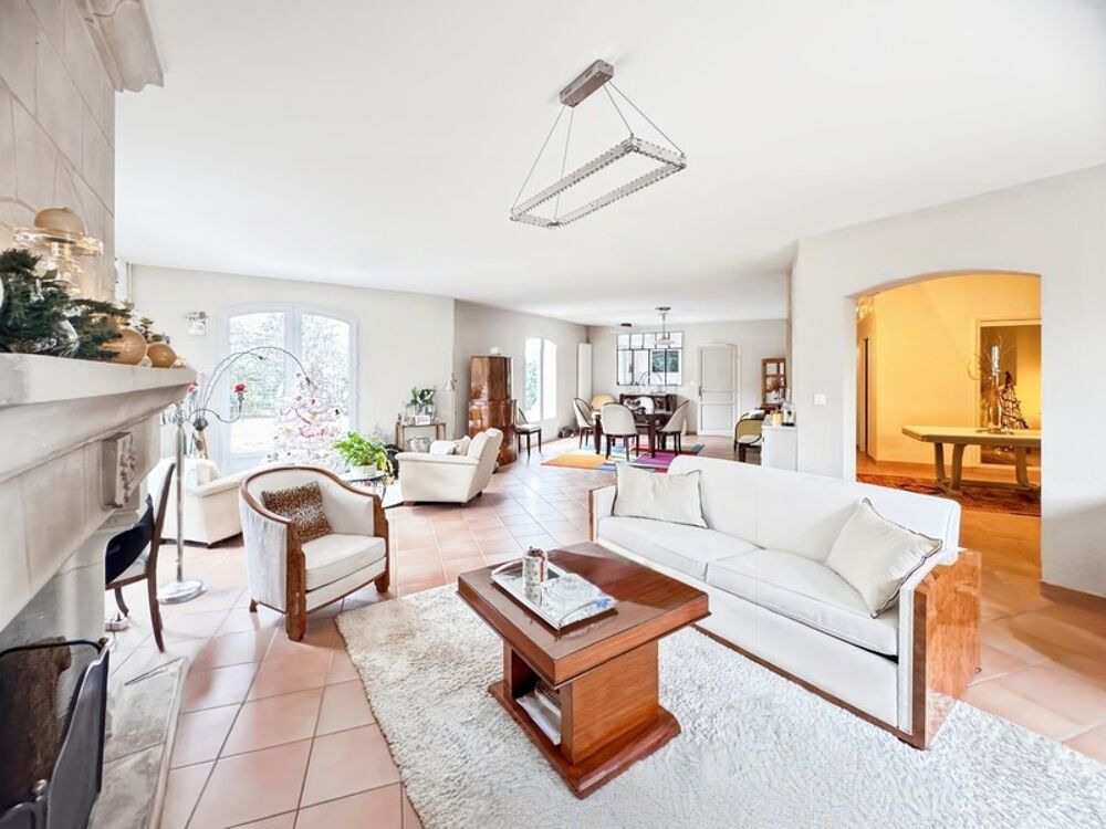 Maison de caractère entièrement rénovée  212 m² sur parcelle de 2900 m2  Écrin de verdure dans le centre de Mûrs-Érigné